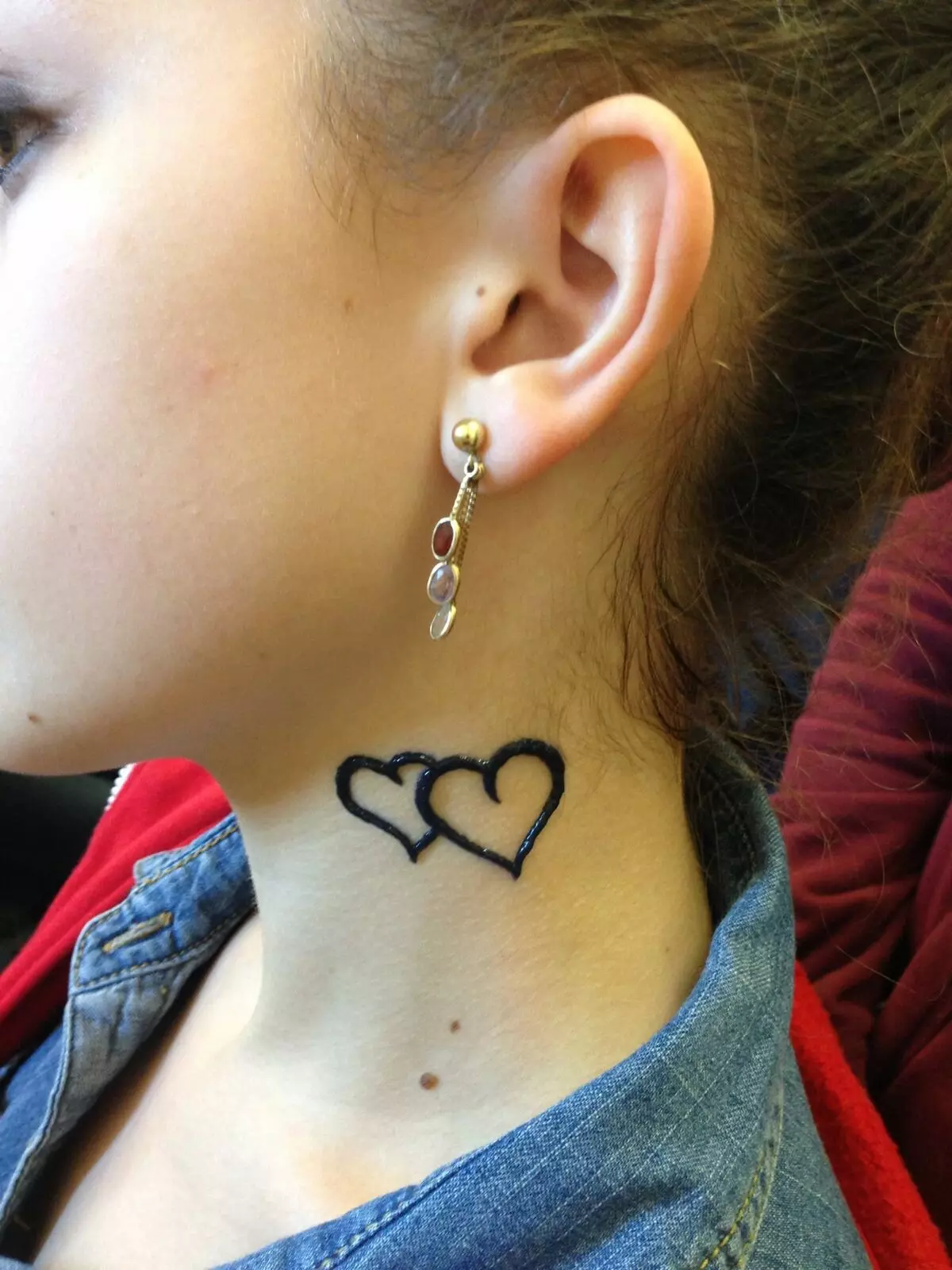 Tatuaje en el cuello (67 fotos): bocetos, inscripciones en el cuello de la espalda y pequeño tatuaje en la garganta en frente, estrellas y hermosas flores en el lateral, otros tatuajes geniales 13945_63