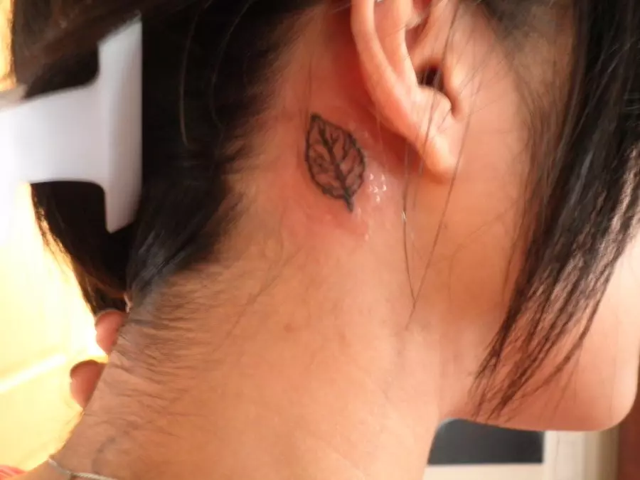 Tatuaje en el cuello (67 fotos): bocetos, inscripciones en el cuello de la espalda y pequeño tatuaje en la garganta en frente, estrellas y hermosas flores en el lateral, otros tatuajes geniales 13945_66