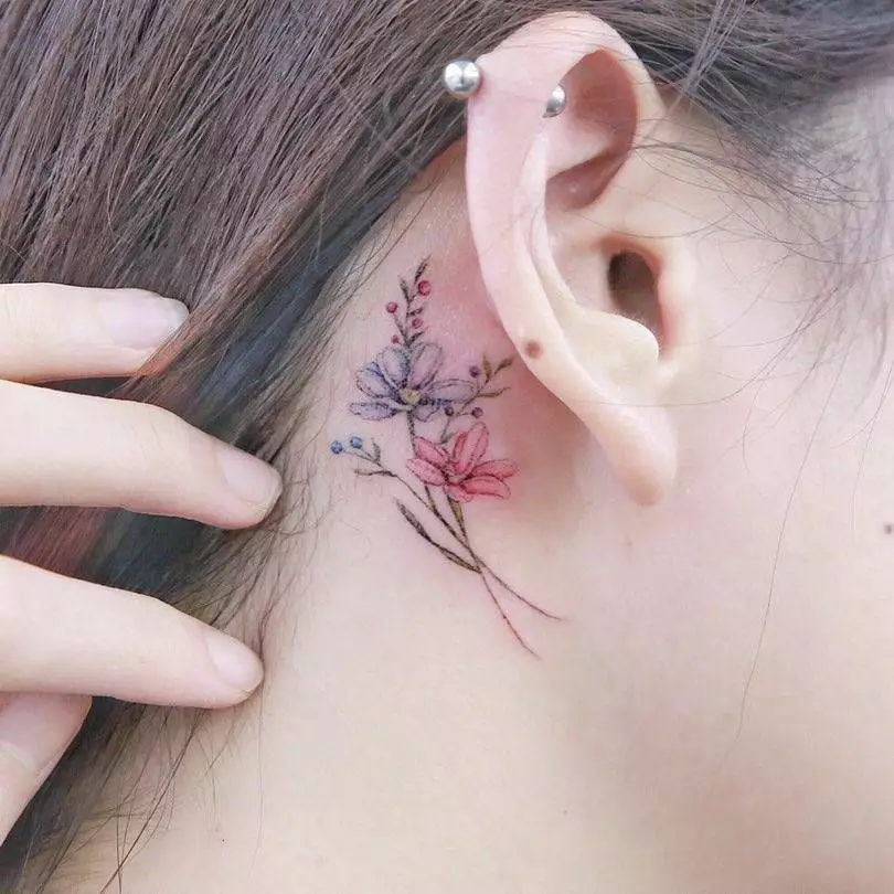 Tetovaža na vratu (67 fotografija): skice, natpisi na vratu leđa i mala tetovaža na grlu ispred, zvijezde i prekrasno cvijeće sa strane, druge cool tetovaže 13945_67