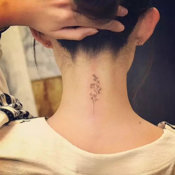 Tatuaje en el cuello (67 fotos): bocetos, inscripciones en el cuello de la espalda y pequeño tatuaje en la garganta en frente, estrellas y hermosas flores en el lateral, otros tatuajes geniales 13945_7