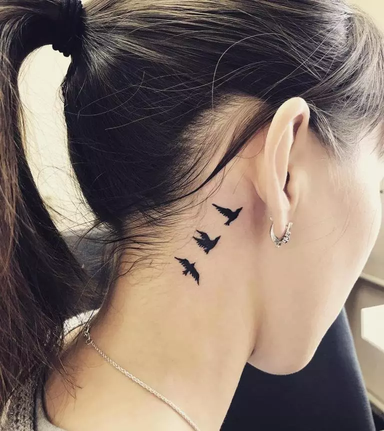 Tatuaje en el cuello (67 fotos): bocetos, inscripciones en el cuello de la espalda y pequeño tatuaje en la garganta en frente, estrellas y hermosas flores en el lateral, otros tatuajes geniales 13945_8