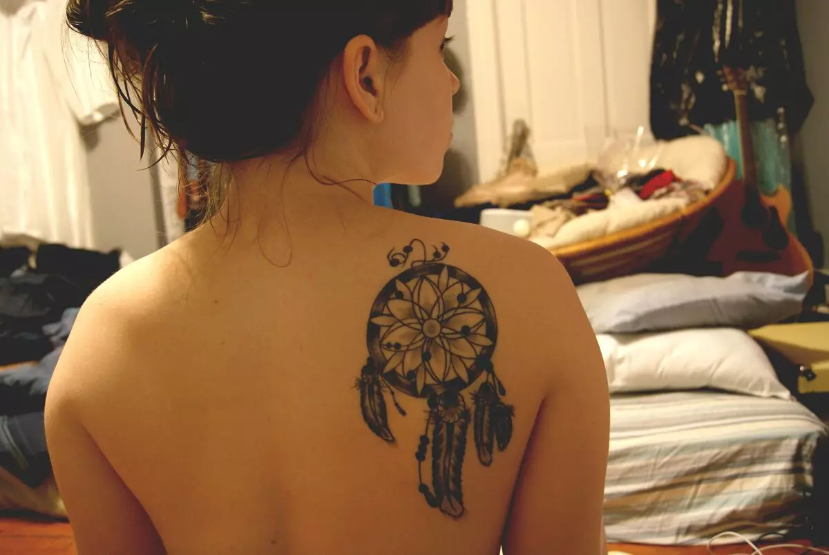 Tattoo Charms meitenēm: tarifu tetnismanu nozīme sievietēm no ļaunajām acīm un bojājumiem, tetovējums uz rokas uz rokas un uz citām ķermeņa daļām 13951_21