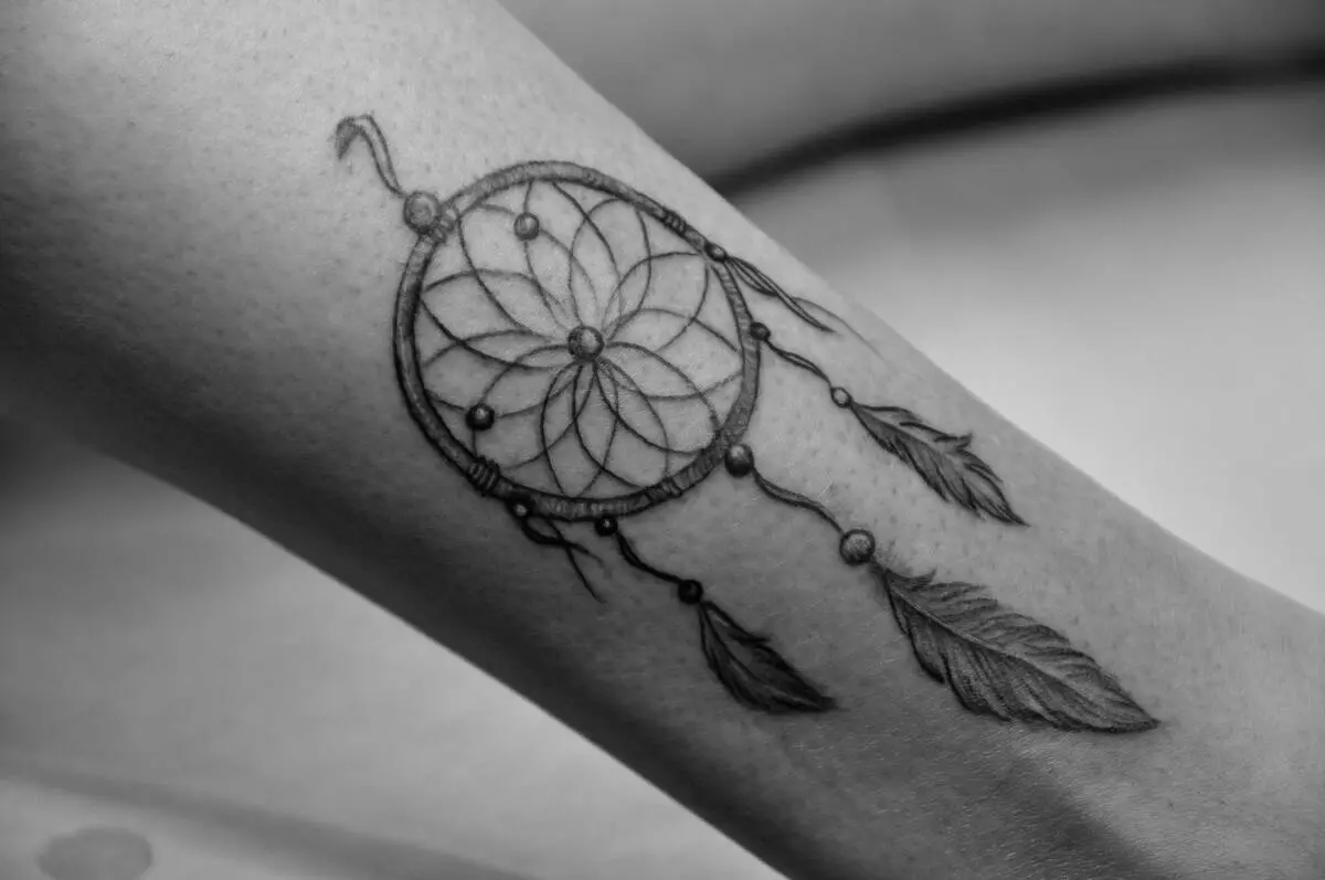 Tattoo Charms meitenēm: tarifu tetnismanu nozīme sievietēm no ļaunajām acīm un bojājumiem, tetovējums uz rokas uz rokas un uz citām ķermeņa daļām 13951_22