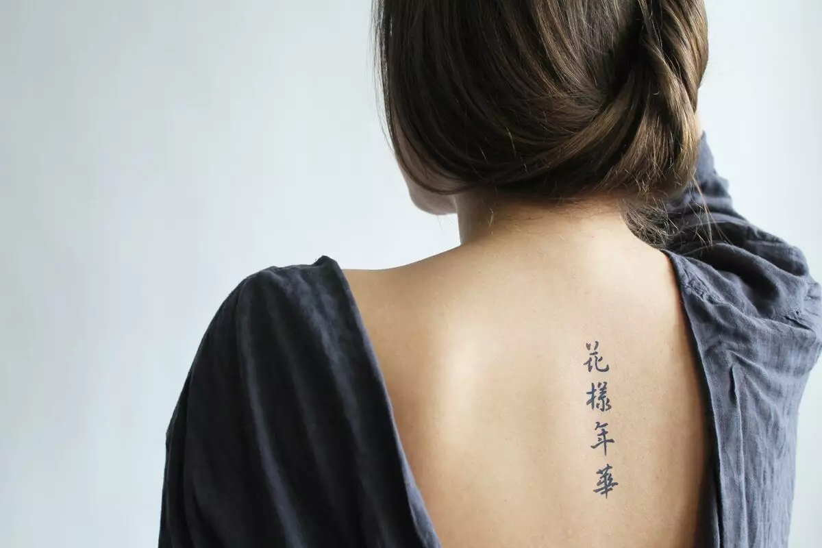 Tattoo Charms meitenēm: tarifu tetnismanu nozīme sievietēm no ļaunajām acīm un bojājumiem, tetovējums uz rokas uz rokas un uz citām ķermeņa daļām 13951_30