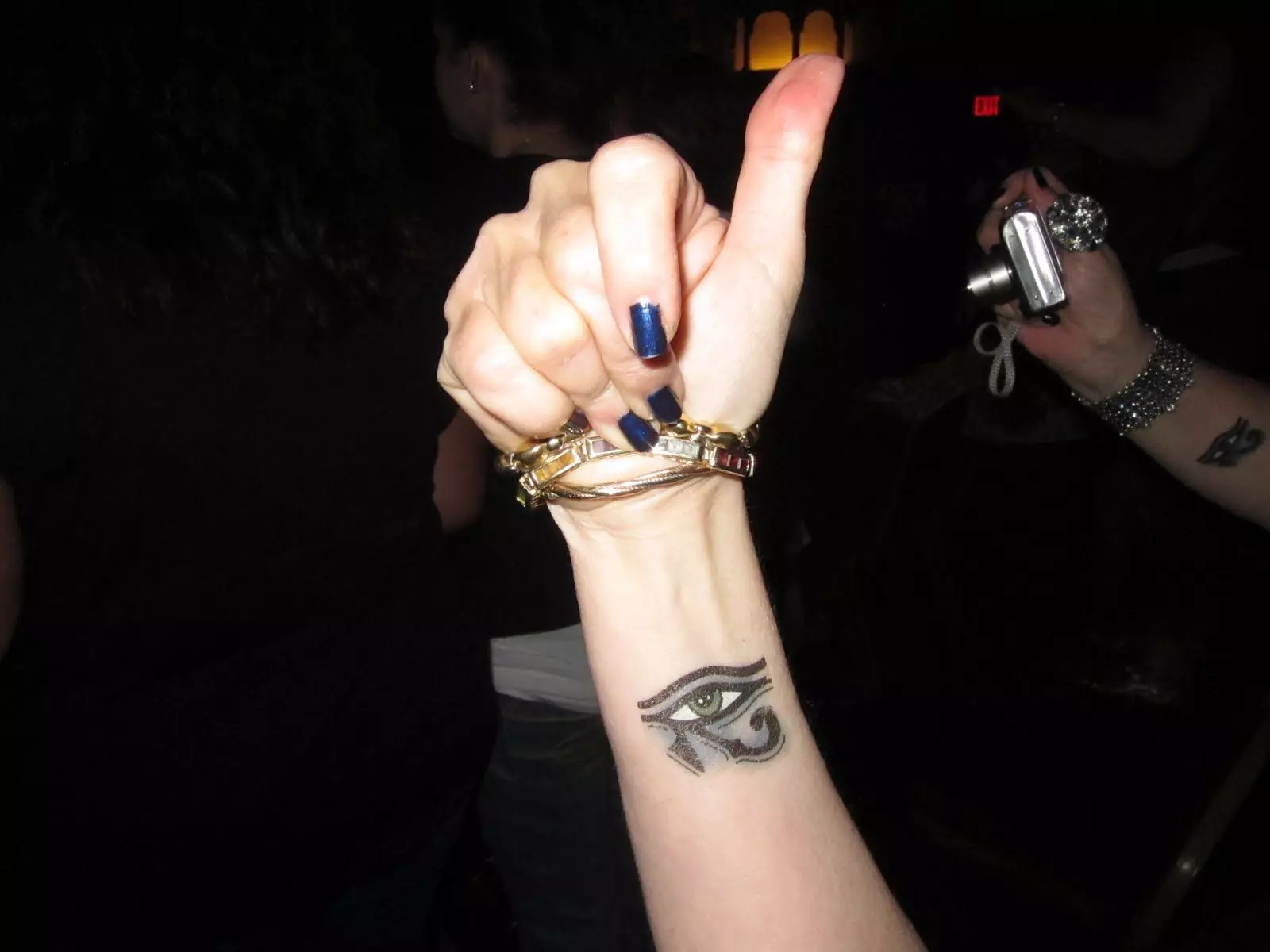 Charmes de tatouage pour les filles: la signification des tattamis tarifs pour les femmes de l'œil pervers et des dégâts, tatouage sur le poignet de la main et sur d'autres parties du corps 13951_32