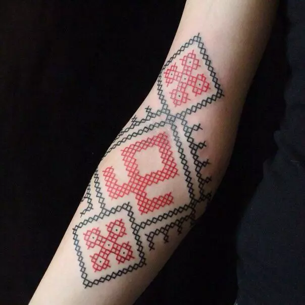 Charmes de tatouage pour les filles: la signification des tattamis tarifs pour les femmes de l'œil pervers et des dégâts, tatouage sur le poignet de la main et sur d'autres parties du corps 13951_36