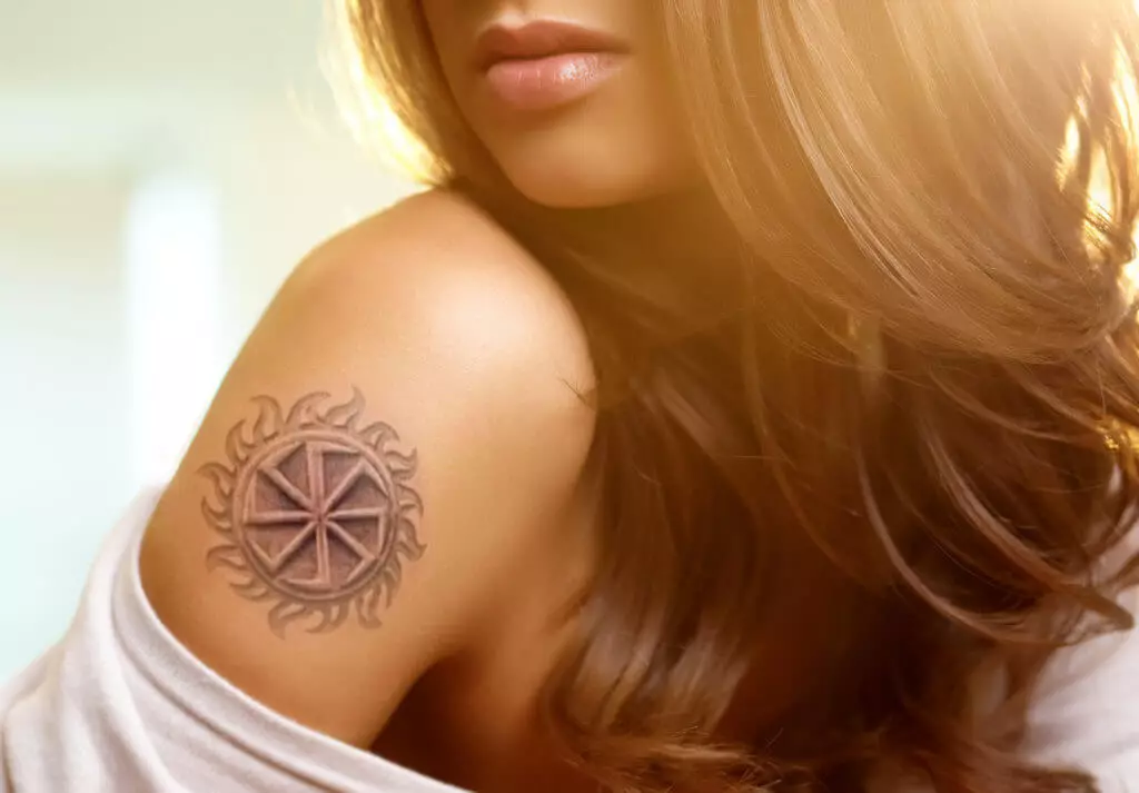 Charmes de tatouage pour les filles: la signification des tattamis tarifs pour les femmes de l'œil pervers et des dégâts, tatouage sur le poignet de la main et sur d'autres parties du corps 13951_37