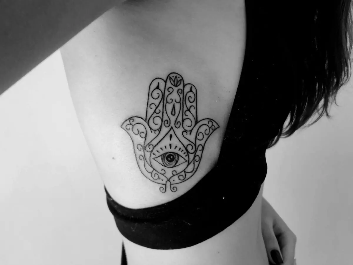 Tattoo Charms meitenēm: tarifu tetnismanu nozīme sievietēm no ļaunajām acīm un bojājumiem, tetovējums uz rokas uz rokas un uz citām ķermeņa daļām 13951_4