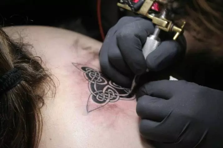 Tattoo Charms meitenēm: tarifu tetnismanu nozīme sievietēm no ļaunajām acīm un bojājumiem, tetovējums uz rokas uz rokas un uz citām ķermeņa daļām 13951_46