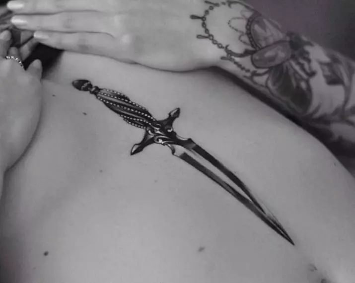 Tattoo Charms meitenēm: tarifu tetnismanu nozīme sievietēm no ļaunajām acīm un bojājumiem, tetovējums uz rokas uz rokas un uz citām ķermeņa daļām 13951_48