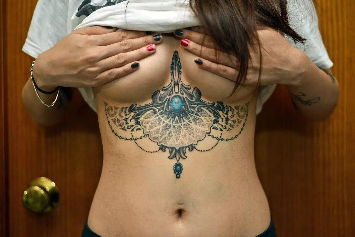 Tattoo Charms meitenēm: tarifu tetnismanu nozīme sievietēm no ļaunajām acīm un bojājumiem, tetovējums uz rokas uz rokas un uz citām ķermeņa daļām 13951_5