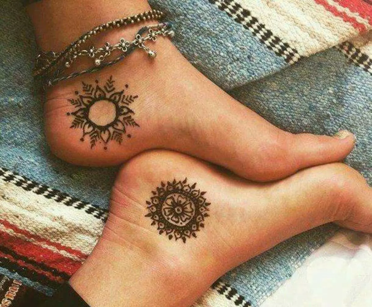 Tattoo Charms meitenēm: tarifu tetnismanu nozīme sievietēm no ļaunajām acīm un bojājumiem, tetovējums uz rokas uz rokas un uz citām ķermeņa daļām 13951_52