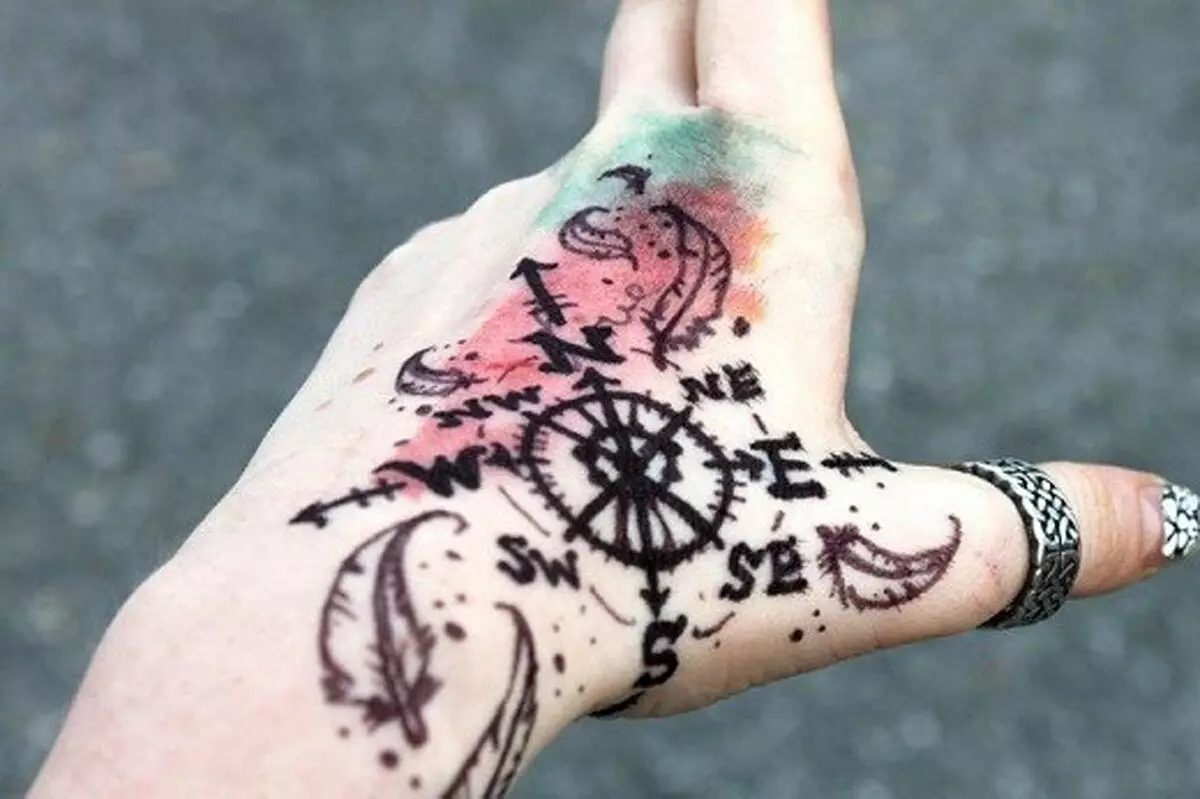 Charmes de tatouage pour les filles: la signification des tattamis tarifs pour les femmes de l'œil pervers et des dégâts, tatouage sur le poignet de la main et sur d'autres parties du corps 13951_53