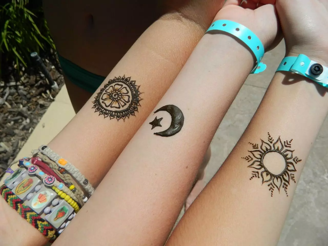 Tattoo Charms meitenēm: tarifu tetnismanu nozīme sievietēm no ļaunajām acīm un bojājumiem, tetovējums uz rokas uz rokas un uz citām ķermeņa daļām 13951_54