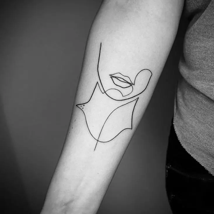One Line Tattoo: lakaran tatu muka dalam satu gaya garis dan pilihan lain. Tatu kecil dan besar, makna mereka 13953_2