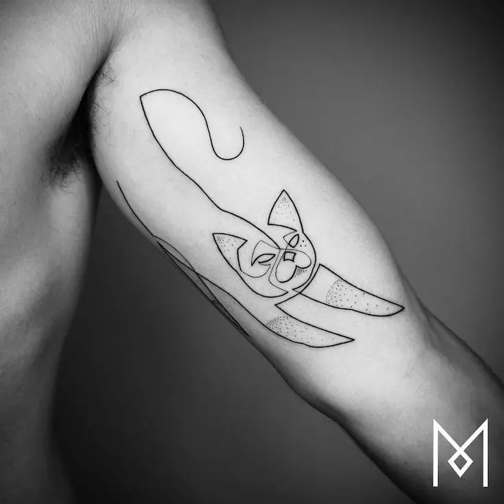 Mutsara mumwe tattoo: makate echiso tattoos mune imwe mutsara maitiro uye dzimwe sarudzo. Zvishoma uye hombe tattoo, zvirevo zvavo 13953_8