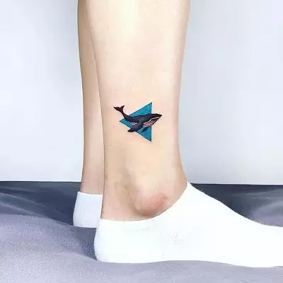 Tatuaj cu balene: valoarea tatuajelor și schițelor, tatuajului pentru fete și pentru bărbați. Tatuaj la îndemână și pe coaste, balene albastre și albe. Tatuaje mici și mari 13963_10