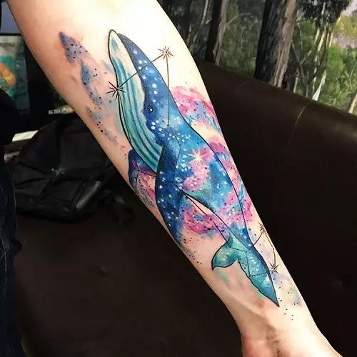 Tattoo ine whales: Iko kukosha kwe tattoo uye sketches, tattoo yevasikana uye kune varume. Tattoo paruoko uye mbabvu, yebhuruu uye chena whales. Zvishoma uye hombe tattoos 13963_11