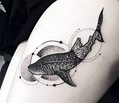 Tattoo na may mga balyena: ang halaga ng mga tattoo at sketch, tattoo para sa mga batang babae at para sa mga lalaki. Tattoo sa kamay at sa mga buto-buto, asul at puting mga balyena. Maliit at malalaking tattoo 13963_14