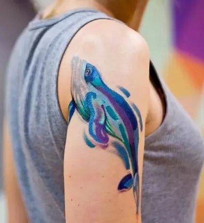 Tattoo hamwe na baleine: agaciro ka tatouage nigishushanyo, tatouage kubakobwa nabagabo. Tattoo ku ntoki no ku rubavu, inyanja y'ubururu n'umweru. Tatouage nto 13963_16