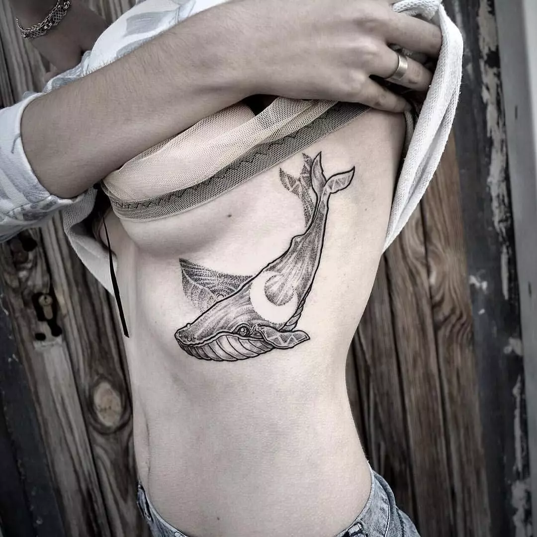 Tattoo med hval: verdien av tatoveringer og skisser, tatovering for jenter og for menn. Tatovering på hånden og på ribber, blå og hvite hval. Små og store tatoveringer 13963_24