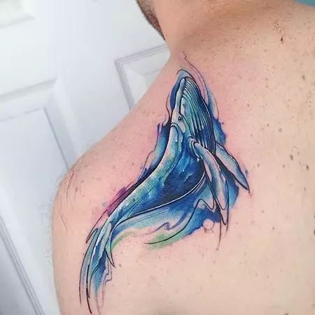 Tattoo s veľrýbmi: hodnota tetovanie a náčrtky, tetovanie pre dievčatá a pre mužov. Tetovanie na ruke a na rebrá, modré a biele veľryby. Malé a veľké tetovanie 13963_25