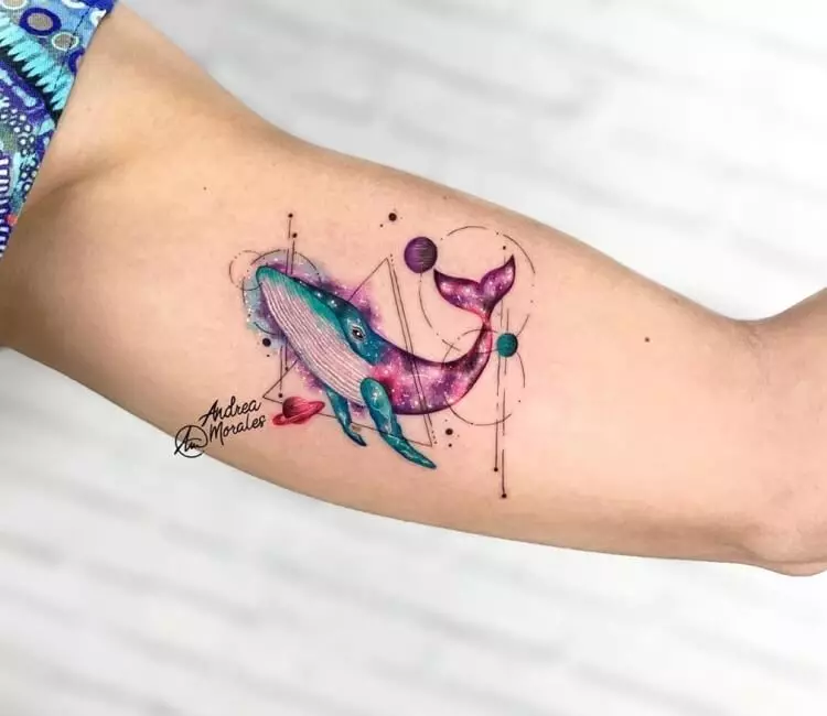 Tattoo sa mga balyena: ang bili sa mga patik ug sketch, tattoo alang sa mga babaye ug alang sa mga tawo. Tattoo sa kamot ug sa mga gusok, sa azul ug puti nga mga balyena. Little ug dagkong mga patik 13963_26