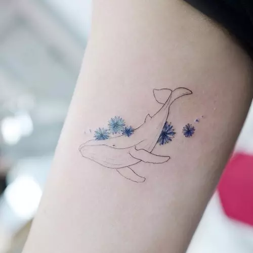 Tattoo sa mga balyena: ang bili sa mga patik ug sketch, tattoo alang sa mga babaye ug alang sa mga tawo. Tattoo sa kamot ug sa mga gusok, sa azul ug puti nga mga balyena. Little ug dagkong mga patik 13963_7