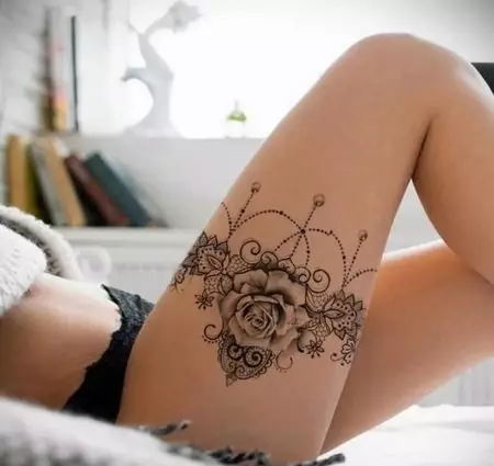 Tattoo në hip: skica, tatuazhe të vogla dhe të mëdha. Mbishkrimet, imazhet me ngjyrë dhe të zeza në brendësi të kofshës dhe në pjesën e përparme 13964_14