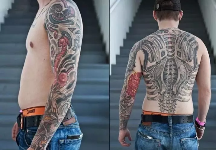Tetoválás a csípőre: vázlatok, kicsi és nagy tetoválás. Feliratok, színes és fekete képek a comb belsejében és az elején 13964_15