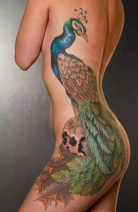 Tetoválás a csípőre: vázlatok, kicsi és nagy tetoválás. Feliratok, színes és fekete képek a comb belsejében és az elején 13964_18