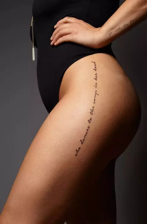 Tatouage sur la hanche: croquis, petits et grands tatouages. Inscriptions, images colorées et noires à l'intérieur de la cuisse et sur le devant 13964_23