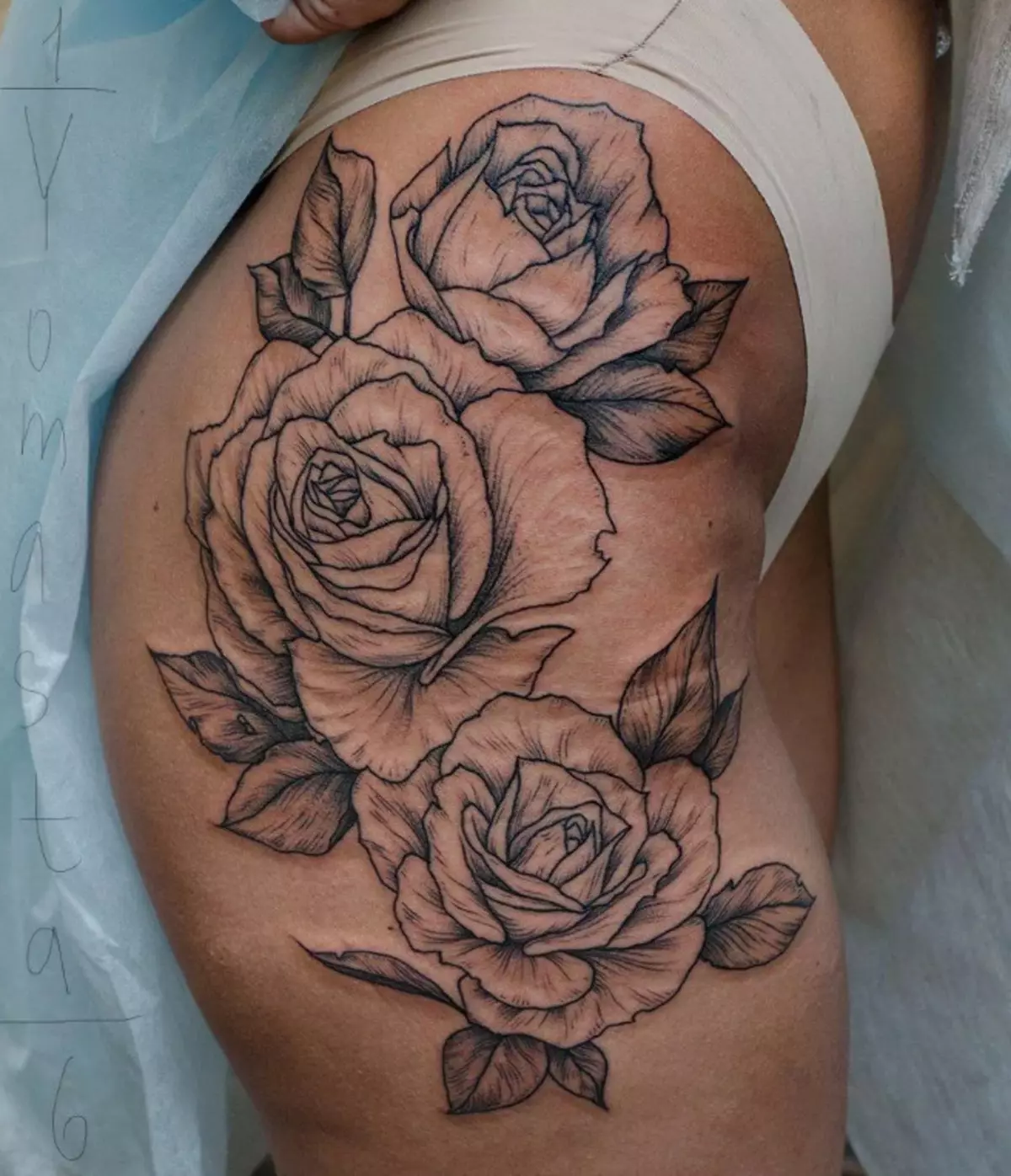 Tetoválás a csípőre: vázlatok, kicsi és nagy tetoválás. Feliratok, színes és fekete képek a comb belsejében és az elején 13964_26
