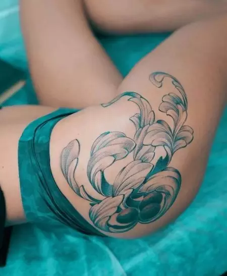 Tatuajea hip: zirriborroak, tatuaje txikiak eta handiak. Istripuak, koloretakoak eta beltzak izterretik eta aurrealdean 13964_38