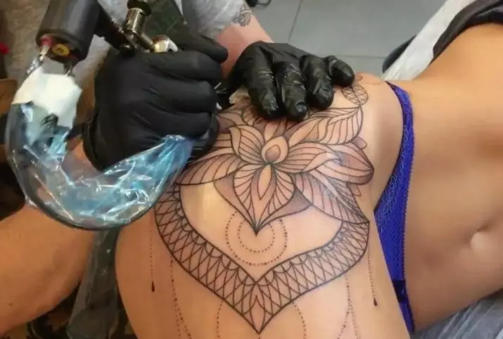 Tetoválás a csípőre: vázlatok, kicsi és nagy tetoválás. Feliratok, színes és fekete képek a comb belsejében és az elején 13964_40