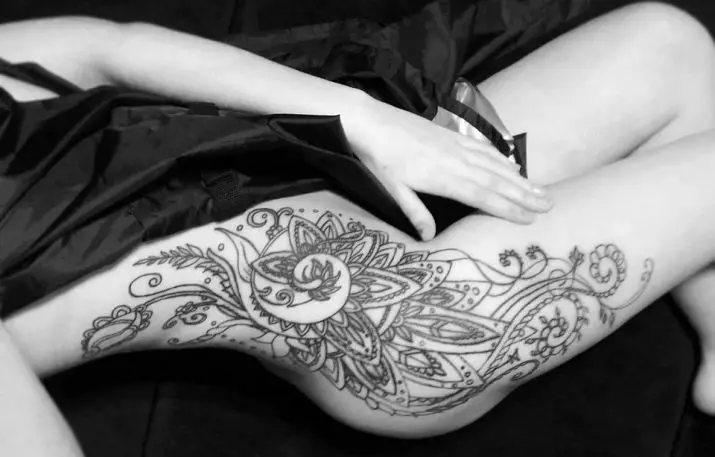 Tetoválás a csípőre: vázlatok, kicsi és nagy tetoválás. Feliratok, színes és fekete képek a comb belsejében és az elején 13964_6