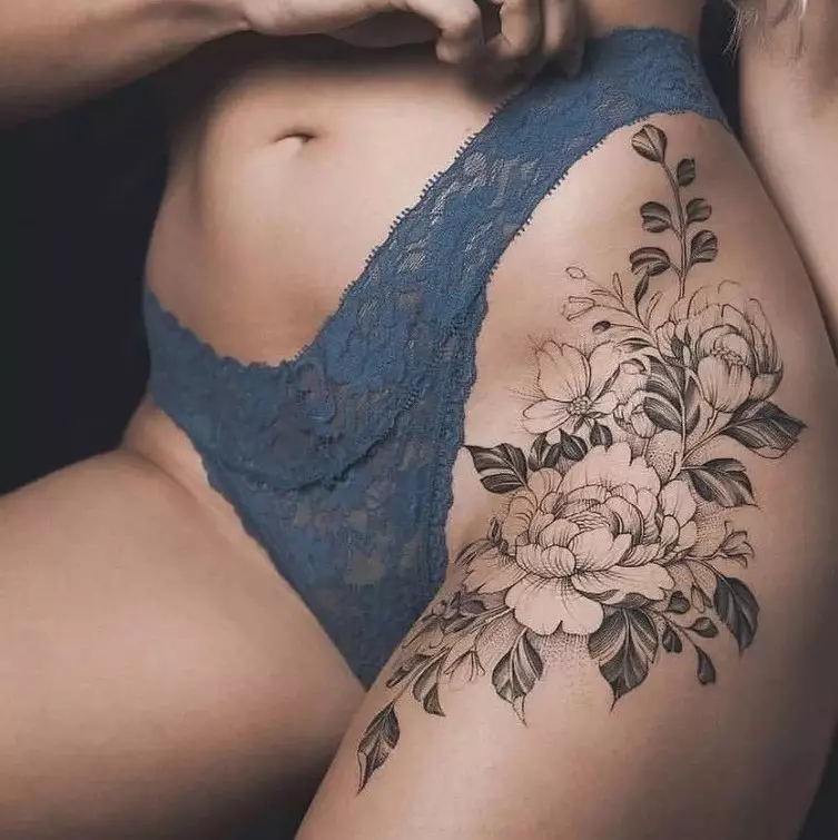 Tetoválás a csípőre: vázlatok, kicsi és nagy tetoválás. Feliratok, színes és fekete képek a comb belsejében és az elején 13964_7
