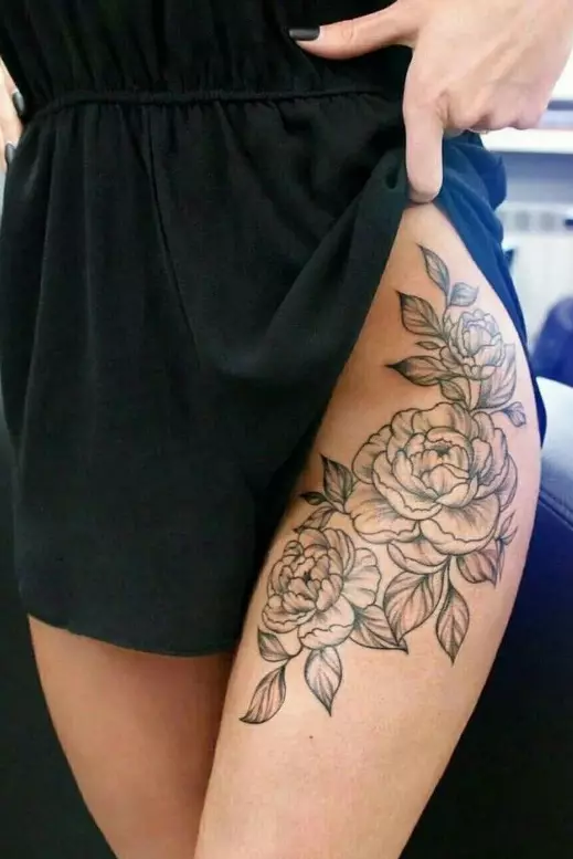 Tetoválás a csípőre: vázlatok, kicsi és nagy tetoválás. Feliratok, színes és fekete képek a comb belsejében és az elején 13964_8