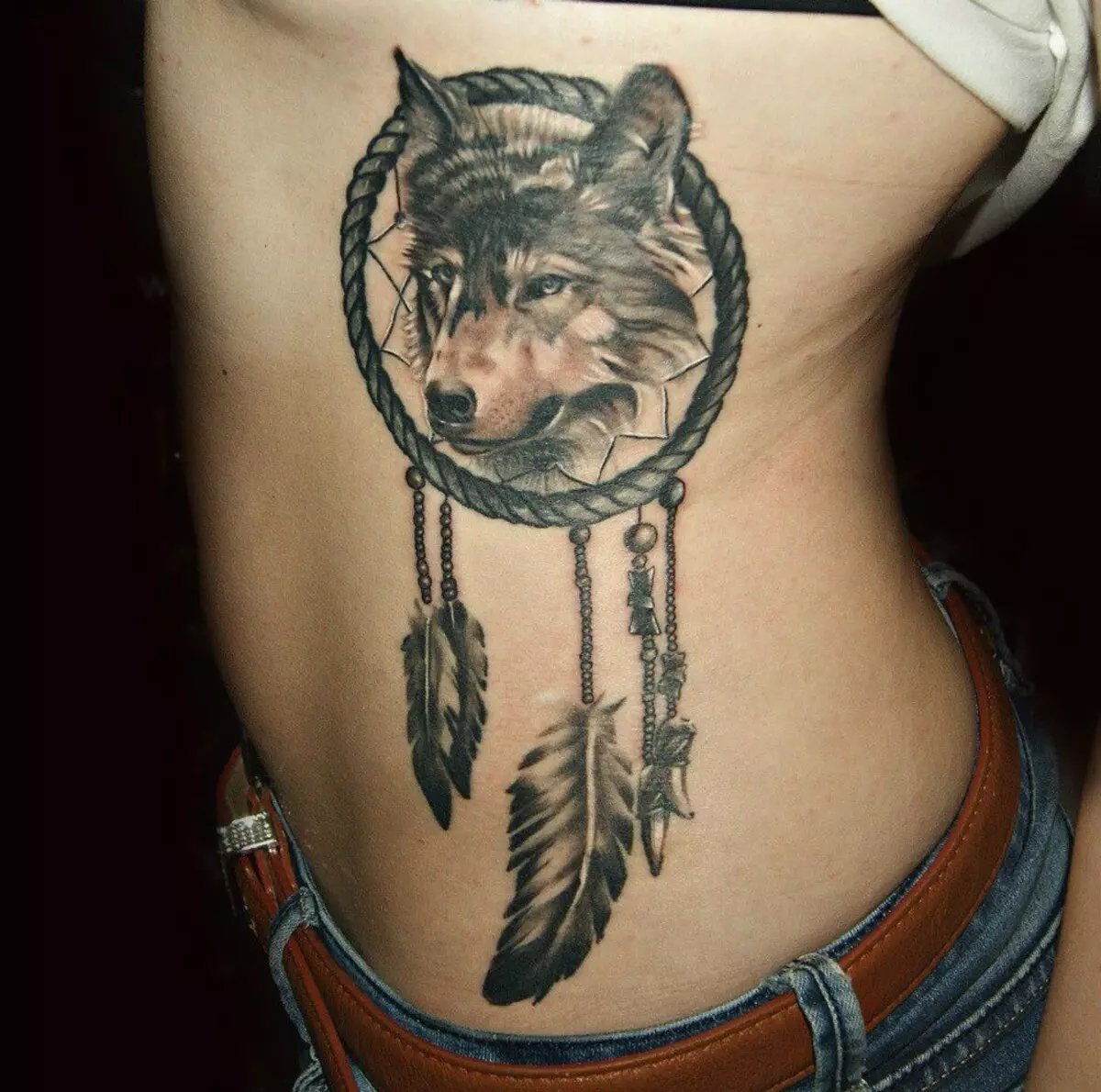 紋身“狼”為一個女孩：手上和腿上的紋身的意思和素描。在手腕，臀部和肩膀的美麗的女性紋身花刺。狼軌道和其他紋身 13965_11