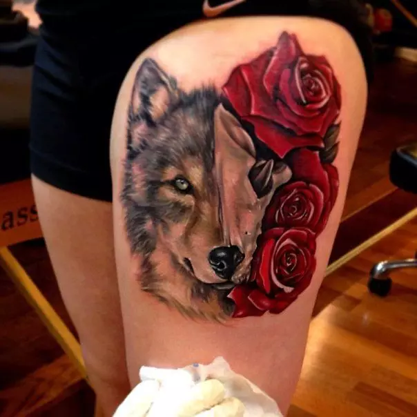 紋身“狼”為一個女孩：手上和腿上的紋身的意思和素描。在手腕，臀部和肩膀的美麗的女性紋身花刺。狼軌道和其他紋身 13965_12