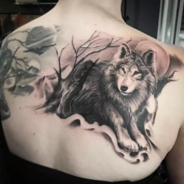 紋身“狼”為一個女孩：手上和腿上的紋身的意思和素描。在手腕，臀部和肩膀的美麗的女性紋身花刺。狼軌道和其他紋身 13965_15