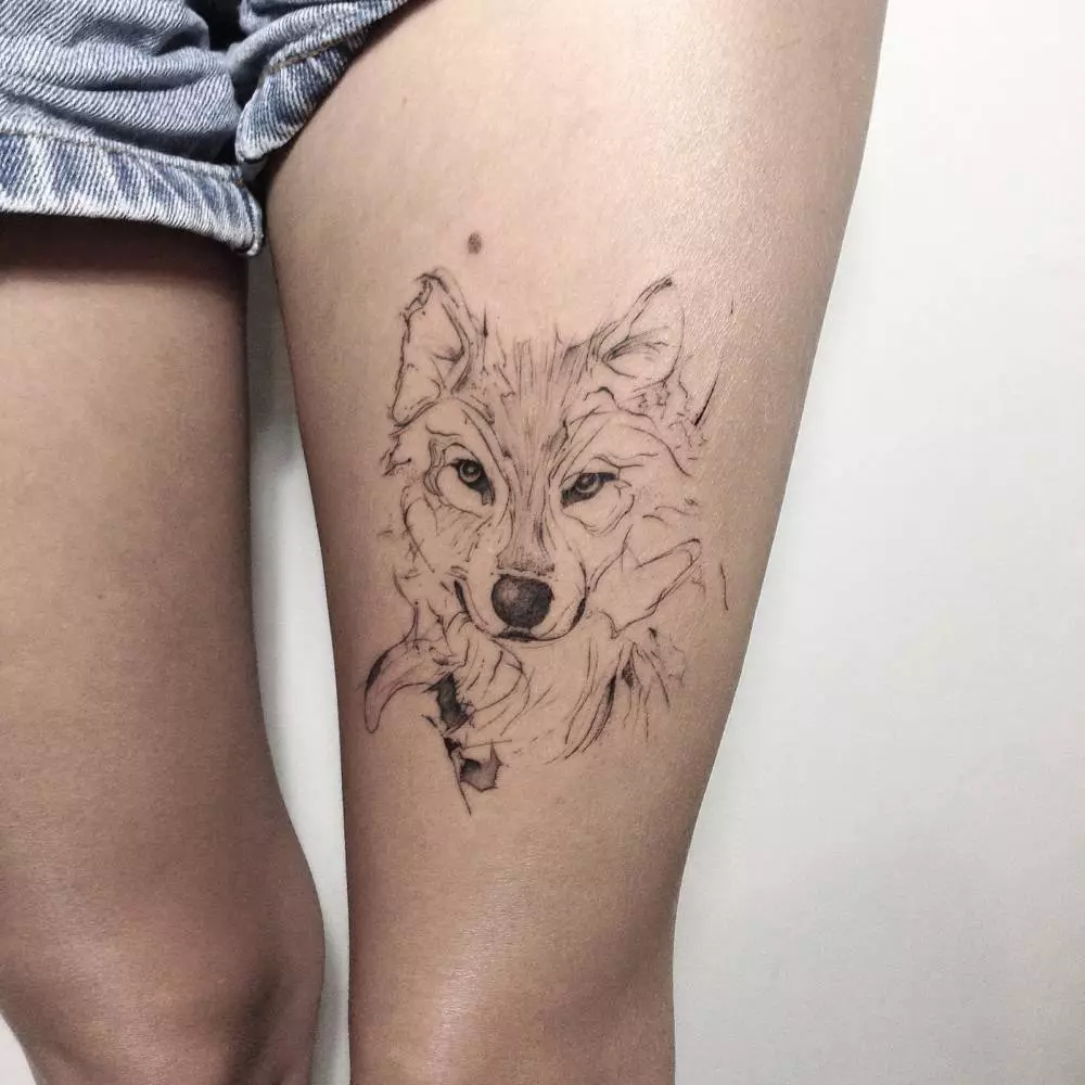 紋身“狼”為一個女孩：手上和腿上的紋身的意思和素描。在手腕，臀部和肩膀的美麗的女性紋身花刺。狼軌道和其他紋身 13965_2