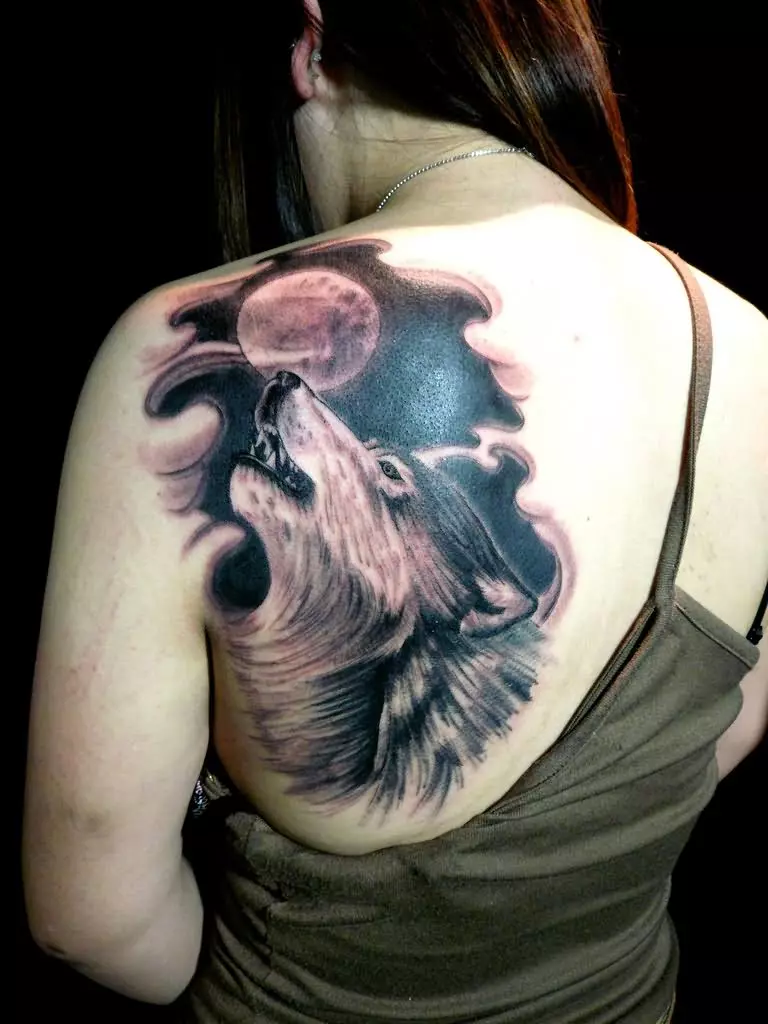 紋身“狼”為一個女孩：手上和腿上的紋身的意思和素描。在手腕，臀部和肩膀的美麗的女性紋身花刺。狼軌道和其他紋身 13965_39