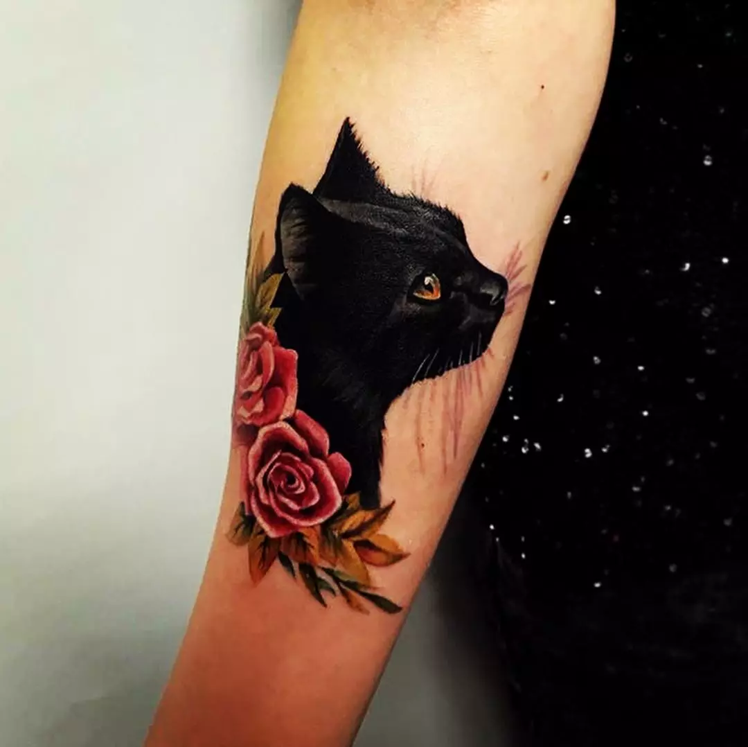 タトゥー「猫」（64写真）：スケッチと意味、手の上の黒猫、体の他の部分、帽子の猫、男性と女性のためのタトゥーの猫 13966_11