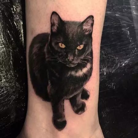 タトゥー「猫」（64写真）：スケッチと意味、手の上の黒猫、体の他の部分、帽子の猫、男性と女性のためのタトゥーの猫 13966_14