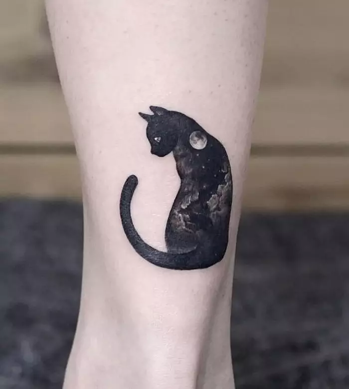 タトゥー「猫」（64写真）：スケッチと意味、手の上の黒猫、体の他の部分、帽子の猫、男性と女性のためのタトゥーの猫 13966_15