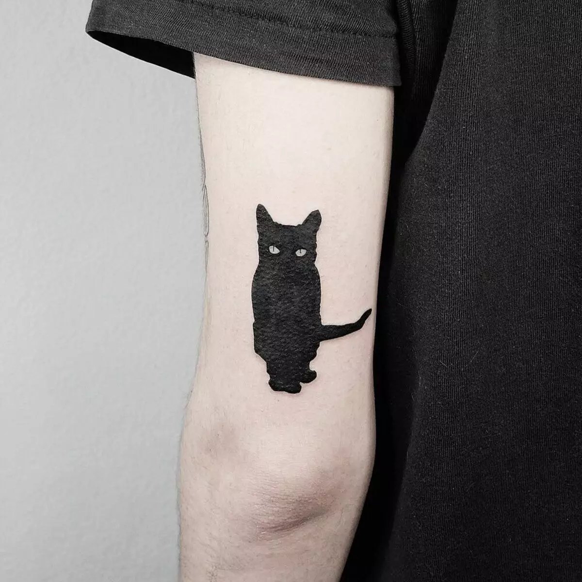 タトゥー「猫」（64写真）：スケッチと意味、手の上の黒猫、体の他の部分、帽子の猫、男性と女性のためのタトゥーの猫 13966_16