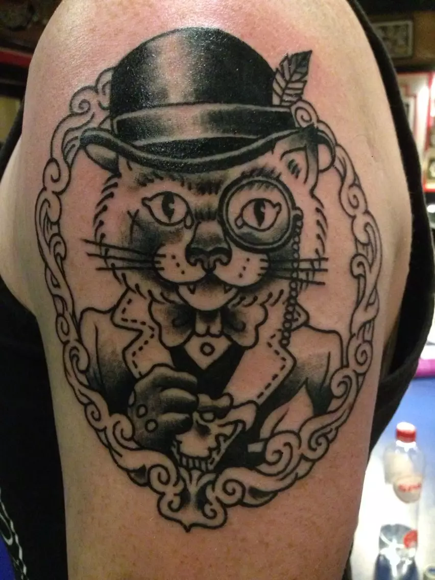 タトゥー「猫」（64写真）：スケッチと意味、手の上の黒猫、体の他の部分、帽子の猫、男性と女性のためのタトゥーの猫 13966_18