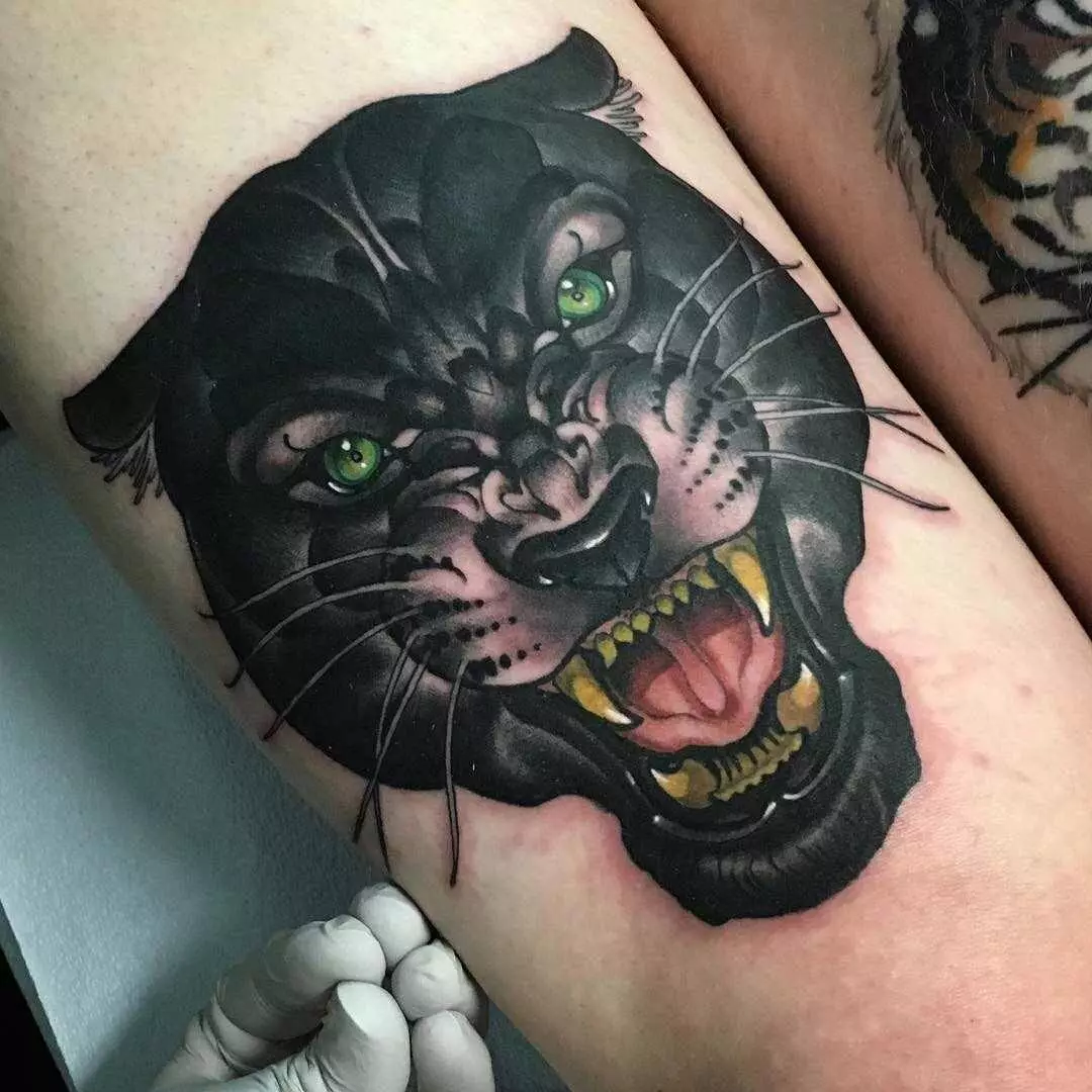 タトゥー「猫」（64写真）：スケッチと意味、手の上の黒猫、体の他の部分、帽子の猫、男性と女性のためのタトゥーの猫 13966_22