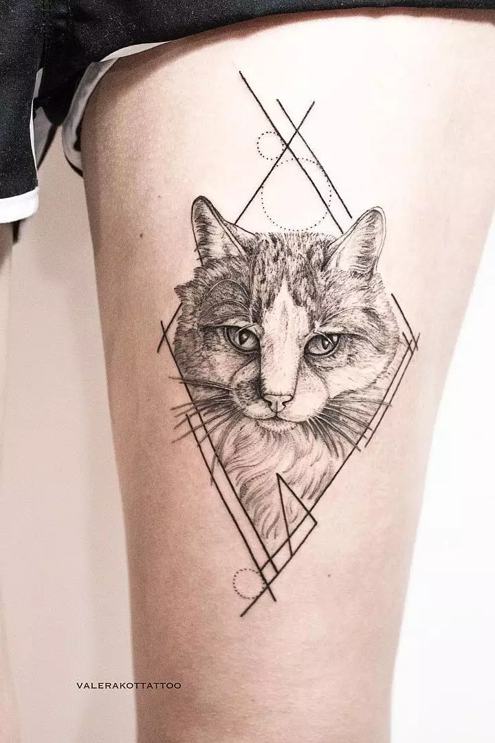 タトゥー「猫」（64写真）：スケッチと意味、手の上の黒猫、体の他の部分、帽子の猫、男性と女性のためのタトゥーの猫 13966_30